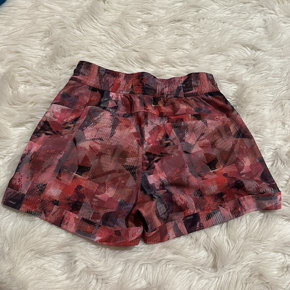 Lululemon Spring Break Away Short - Size 2 - Picture 4 of 4